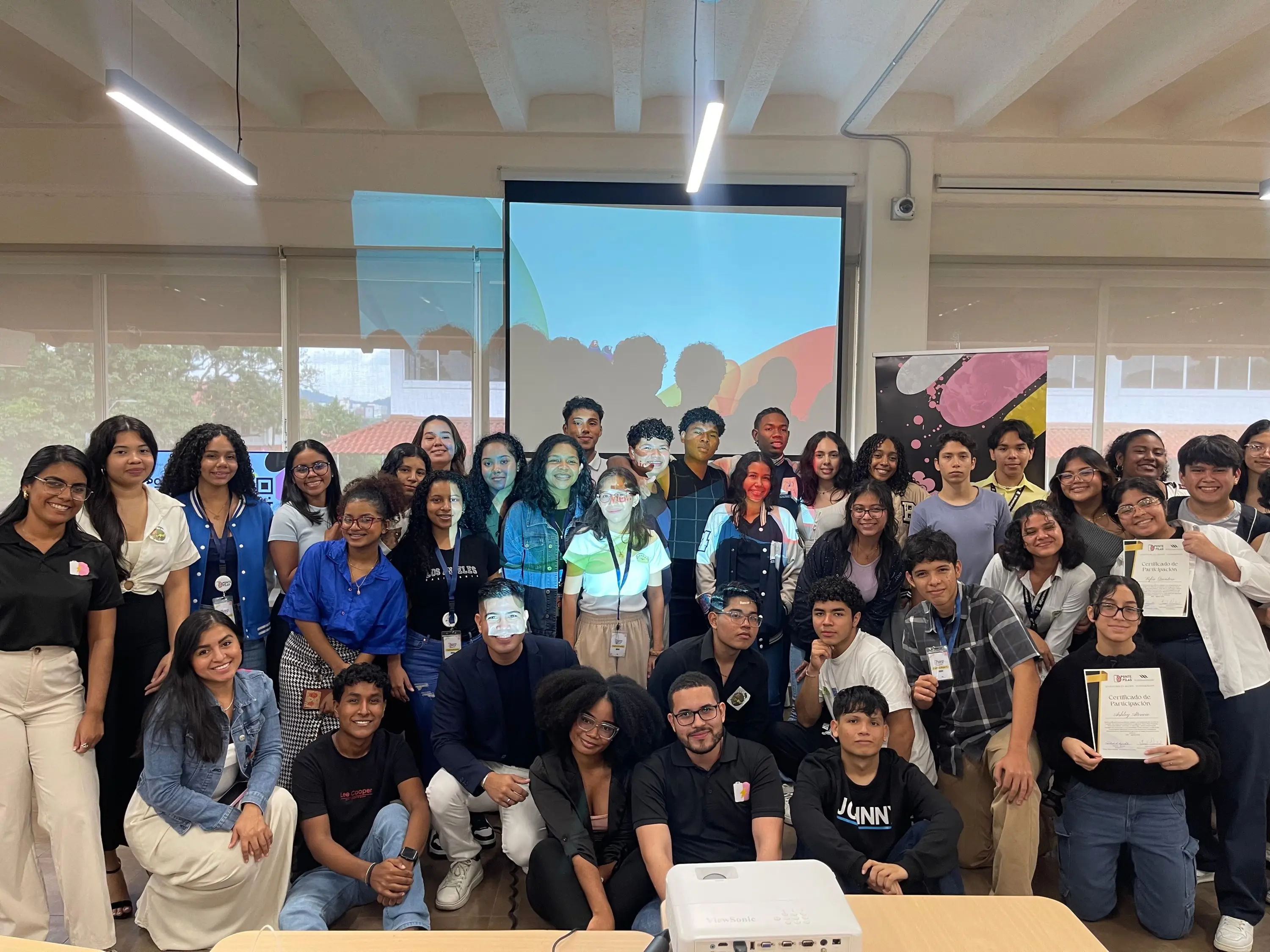 Participantes de la Academia Ponte Pilas al cierre de una edición, con sus certificados